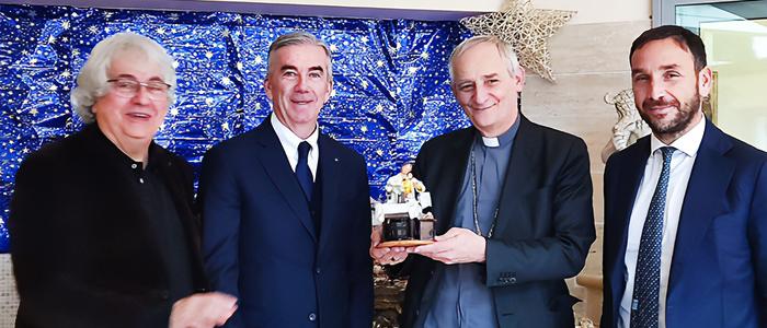 NATALE – In dono al Presidente della CEI, Cardinale Zuppi, la statuina per il Presepe, simbolo della qualità made in Italy