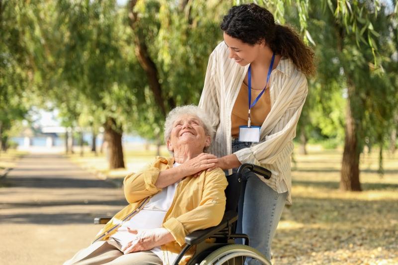 CAREGIVER, ANAP VENETO: «AD AGOSTO IL LAVORO DI CURA NON VA IN VACANZA. IL VENETO PUÒ ESSERE APRIPISTA, MA NON PUÒ ESSERE LASCIATO SOLO»
