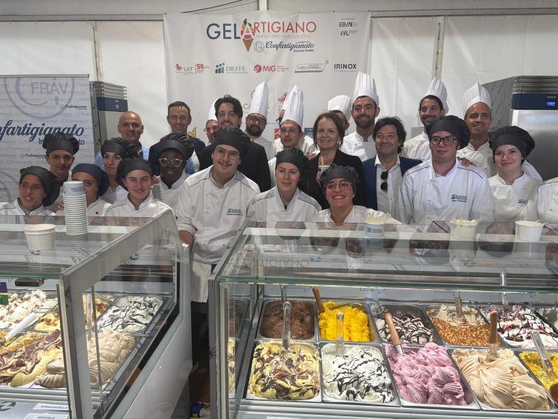 GELARTIGIANO, A CASEUS IL GELATO ARTIGIANALE REINVENTA LA TRADIZIONE: DEBUTTA IL TIRAMISÙ AL FORNO